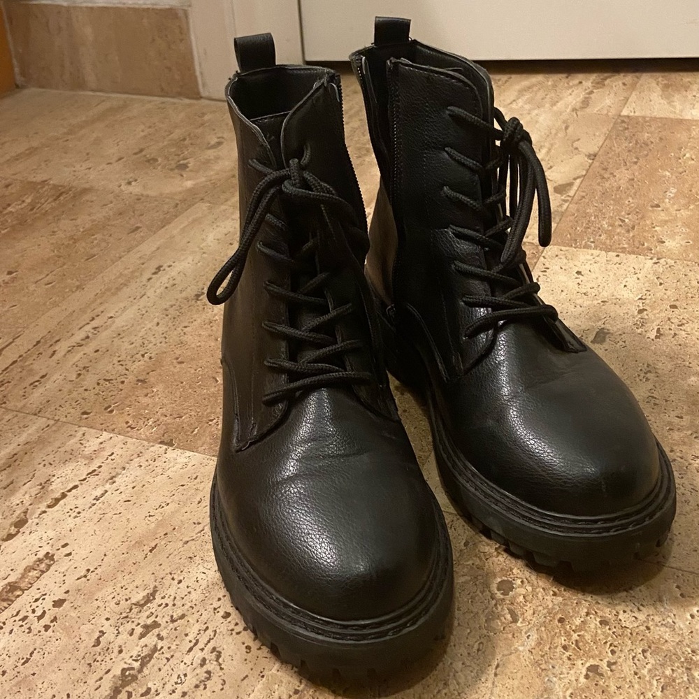 Black boots - pre-loved